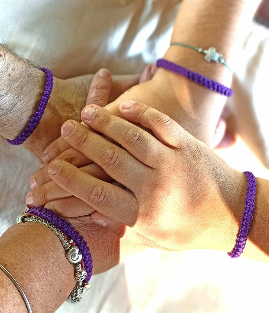 Braccialetti viola, il simbolo della lotta contro l’Alzheimer